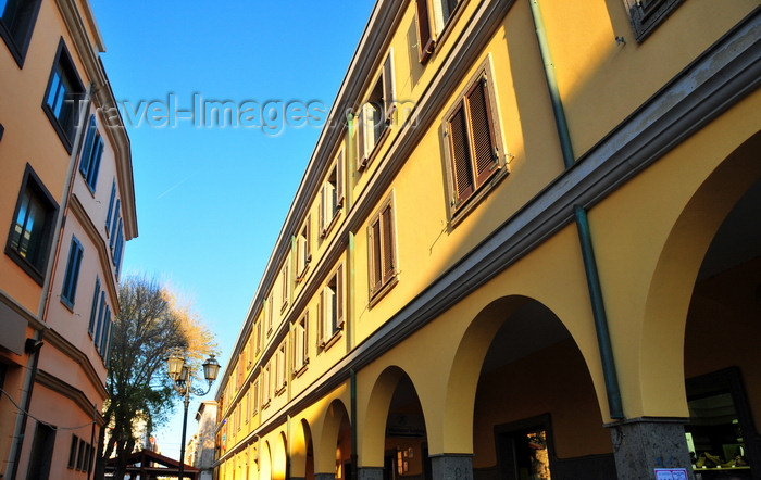 sardinia186: Porto Torres / Pòltu Tòrra, Sassari province, Sardinia / Sardegna / Sardigna: arcade - building on Piazza Garibaldi - photo by M.Torres - (c) Travel-Images.com - Stock Photography agency - Image Bank