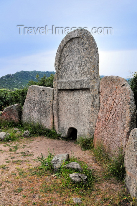 sardinia19: Dorgalia / Durgàli, Nuoro province, Sardinia/ Sardegna / Sardigna: Dorgali - sa Ena 'e Thomes Giants' grave - megalithic gallery grave - Bronze Age Nuragic civilization - Tombe dei Giganti - photo by M.Torres - (c) Travel-Images.com - Stock Photography agency - Image Bank