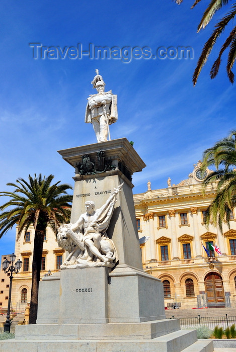 sardinia202: Sassari / Tàthari , Sassari province, Sardinia / Sardegna / Sardigna: Piazza d' Italia - statue of Vittorio Emanuele II, King of Piedmont, Savoy, and Sardinia and first of King of Italy - Palazzo della Provincia - photo by M.Torres - (c) Travel-Images.com - Stock Photography agency - Image Bank