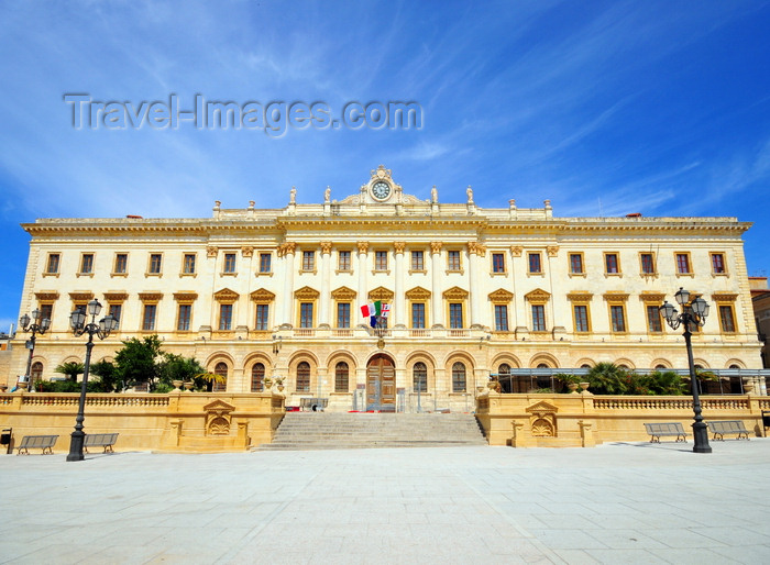 sardinia204: Sassari / Tàthari , Sassari province, Sardinia / Sardegna / Sardigna: Palazzo Sciuti, provincial government - Piazza d' Italia - Palazzo della Provincia, formerly used by the House of Savoy - designed by  Giovanni Borgnini and Eugenio Sironi - photo by M.Torres - (c) Travel-Images.com - Stock Photography agency - Image Bank