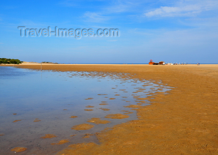 sardinia232: Baia di Chia, Domus de Maria municipality, Cagliari province, Sardinia / Sardegna / Sardigna: red sand of the lagoon with the beach in the background - photo by M.Torres - (c) Travel-Images.com - Stock Photography agency - Image Bank