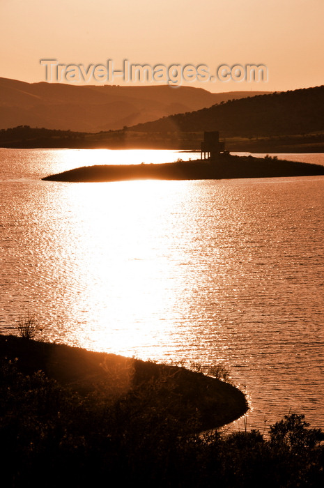 sardinia258: Orroli / Arròli municipality, Cagliari province, Sardinia / Sardegna / Sardigna: islet on the Mulargia dam - sun reflection - diga del Mulargia - Sarcidano sub-region - photo by M.Torres - (c) Travel-Images.com - Stock Photography agency - Image Bank