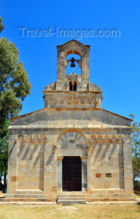 sardinia285: Uta / Uda, Cagliari province, Sardinia / Sardegna / Sardigna: Chiesa di Santa Maria - one of the highest expressions of the meeting of Provençal culture and Tuscan-Lombard Romanesque architecture in Sardinia -  limestone and sandstone ashlars with inserts in marble and basalt - facciata - finestra bifora - photo by M.Torres - (c) Travel-Images.com - Stock Photography agency - Image Bank