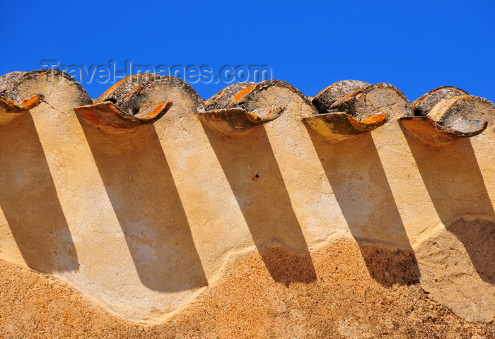 sardinia290: Villaspeciosa / Biddaspetziosa, Cagliari province, Sardinia / Sardegna / Sardigna: Chiesa di San Platano - eaves - roof edge - tiles and their shadows - photo by M.Torres - (c) Travel-Images.com - Stock Photography agency - Image Bank