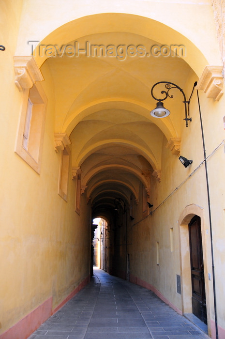 sardinia310: Cagliari, Sardinia / Sardegna / Sardigna: Via Corte d'Appello, passage through the former Jesuit college, now the Faculty of Architecture - entrance next to chiesa di Santa Maria del Monte - Università degli Studi di Cagliari - Facoltà di Architettura - Jewish quarter - quartiere Castello - photo by M.Torres - (c) Travel-Images.com - Stock Photography agency - Image Bank