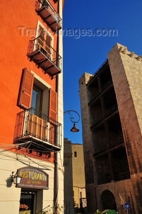 sardinia312: Cagliari, Sardinia / Sardegna / Sardigna: Elephant Tower - open side typical of Pisan fortifications - four wood platforms - Via Santa Croce - Ristorante Caffé Sotto la Torre - Torre dell'Elefante - quartiere Castello - photo by M.Torres - (c) Travel-Images.com - Stock Photography agency - Image Bank