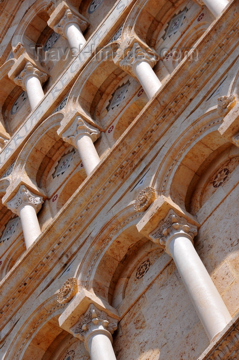 sardinia327: Cagliari, Sardinia / Sardegna / Sardigna: Cathedral of Saint Mary - neo-Pisan-Romanesque style gable using limestone from Bonaria hill and sculptural fragments of the original façade - pilasters and hanging arches - Cattedrale di Santa Maria di Castello - Duomo - quartiere Castello - photo by M.Torres - (c) Travel-Images.com - Stock Photography agency - Image Bank