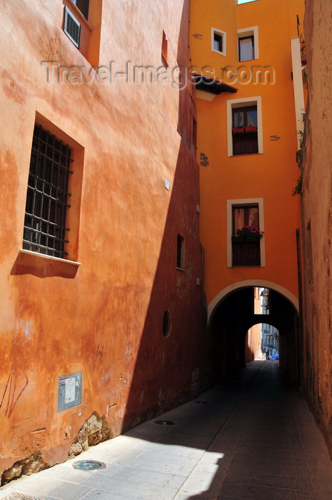 sardinia328: Cagliari, Sardinia / Sardegna / Sardigna: via del Fossario - narrow medieval alley leading to the Cathedral of St Mary - quartiere Castello - photo by M.Torres - (c) Travel-Images.com - Stock Photography agency - Image Bank