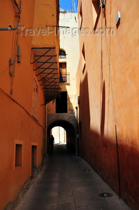 sardinia329: Cagliari, Sardinia / Sardegna / Sardigna: tunnel on via del Fossario - this street feels like an alley in an Arab medina - quartiere Castello - photo by M.Torres - (c) Travel-Images.com - Stock Photography agency - Image Bank