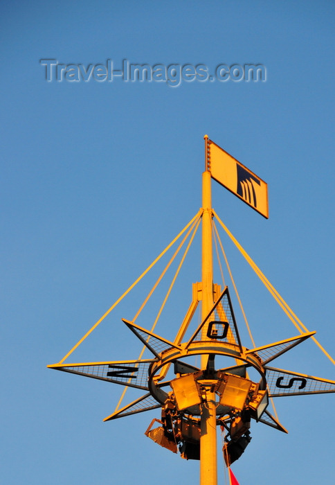 sardinia371: Cagliari, Sardinia / Sardegna / Sardigna: rose of winds and public lights - Via Roma - Calata Roma - quartiere Marina - photo by M.Torres - (c) Travel-Images.com - Stock Photography agency - Image Bank