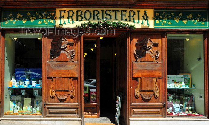 sardinia375: Cagliari, Sardinia / Sardegna / Sardigna: old style herbal shop - Erboristeria - Piazza Martiri d'Italia - Via Giuseppe Manno / Via Sant'Antonio - Marina district - photo by M.Torres - (c) Travel-Images.com - Stock Photography agency - Image Bank