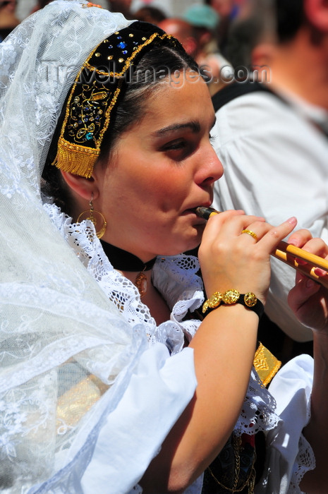 sardinia384: Cagliari, Sardinia / Sardegna / Sardigna: Feast of Sant'Efisio / Sagra di Sant'Efisio - piper - woman playing launeddas - photo by M.Torres - (c) Travel-Images.com - Stock Photography agency - Image Bank