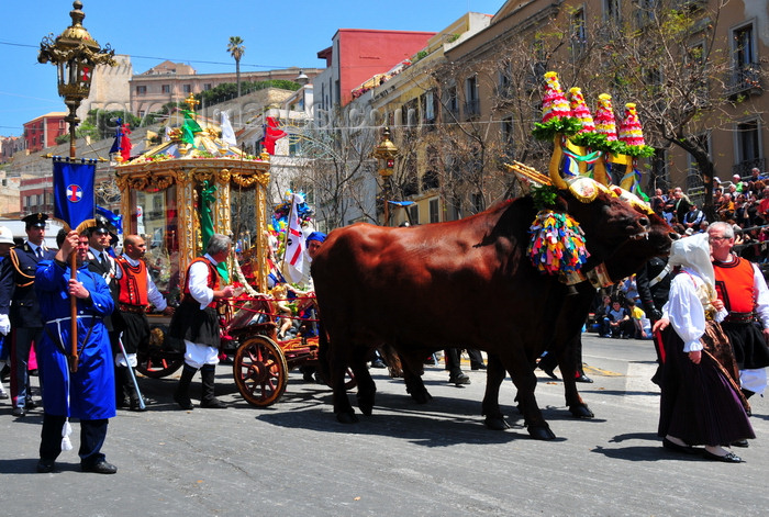 sardinia386: Cagliari, Sardinia / Sardegna / Sardigna: Feast of Sant'Efisio / Sagra di Sant'Efisio - the statue of St Efisio is carried in procession, following a vow made to him by the city in 1656 for the end of the plague - Largo Carlo Felice - photo by M.Torres - (c) Travel-Images.com - Stock Photography agency - Image Bank