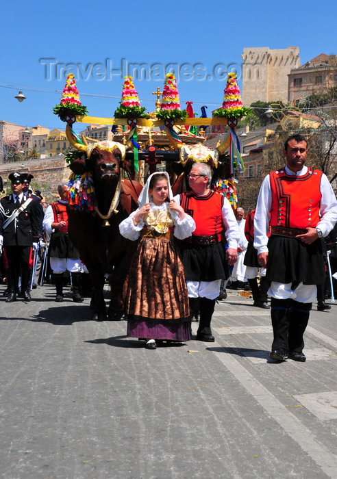 sardinia387: Cagliari, Sardinia / Sardegna / Sardigna: Feast of Sant'Efisio / Sagra di Sant'Efisio is the most important feast of Cagliari, taking place yearly on  May 1st - giubbe rosse dei miliziani - photo by M.Torres - (c) Travel-Images.com - Stock Photography agency - Image Bank