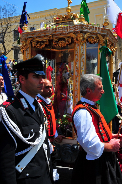 sardinia388: Cagliari, Sardinia / Sardegna / Sardigna: Feast of Sant'Efisio / Sagra di Sant'Efisio - procession along the streets of the historical centre - 17th century gold-plated coach drawn by oxen - Largo Carlo Felice - photo by M.Torres - (c) Travel-Images.com - Stock Photography agency - Image Bank