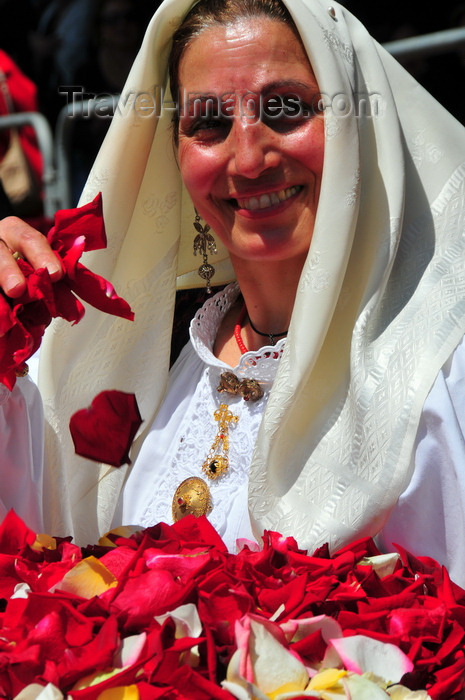 sardinia393: Cagliari, Sardinia / Sardegna / Sardigna: Feast of Sant'Efisio / Sagra di Sant'Efisio - 'Sa Ramadura' ritual - lady preparing a shower of rose petals - photo by M.Torres - (c) Travel-Images.com - Stock Photography agency - Image Bank