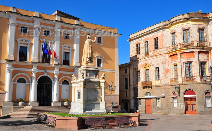 sardinia48: Oristano / Aristanis, Oristano province, Sardinia / Sardegna / Sardigna: Eleonora d'Arborea statue and the City Hall, the old Convento degli Scolopi - Piazza Eleonora d'Arborea - photo by M.Torres - (c) Travel-Images.com - Stock Photography agency - Image Bank