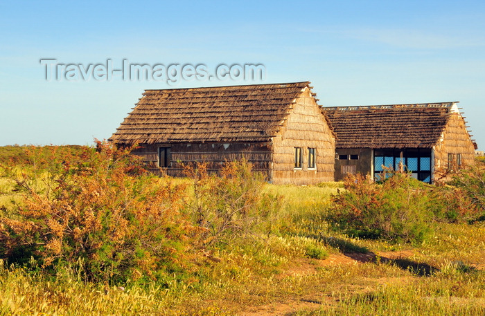 sardinia51: San Giovanni di Sinis, Oristano province, Sardinia / Sardegna / Sardigna: straw cottages - photo by M.Torres - (c) Travel-Images.com - Stock Photography agency - Image Bank