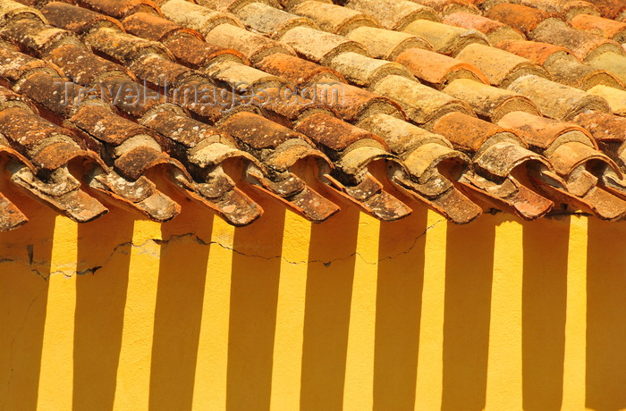 sardinia66: Las Plassas / Is Pratzas, Medio Campidano province, Sardinia / Sardegna / Sardigna: Church of Santa Maria Maddalena - roof edge - shadow of the tiles - photo by M.Torres - (c) Travel-Images.com - Stock Photography agency - Image Bank