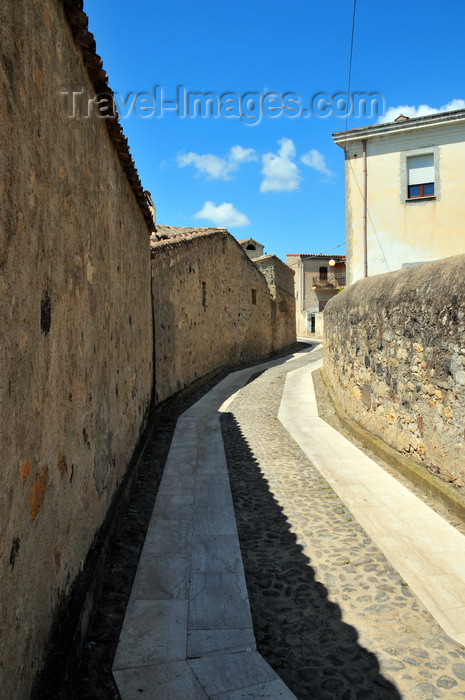 sardinia70: Tuili, Medio Campidano province, Sardinia / Sardegna / Sardigna: narrow street in the town center - centro storico - photo by M.Torres - (c) Travel-Images.com - Stock Photography agency - Image Bank