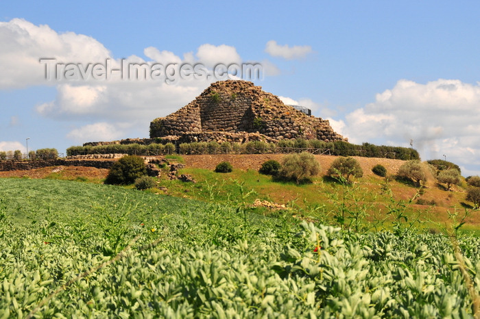 sardinia82: Barumini, Medio Campidano province, Sardinia / Sardegna / Sardigna: Su Nuraxi nuraghic complex - basalt towers - UNESCO World Heritage Site - photo by M.Torres - (c) Travel-Images.com - Stock Photography agency - Image Bank