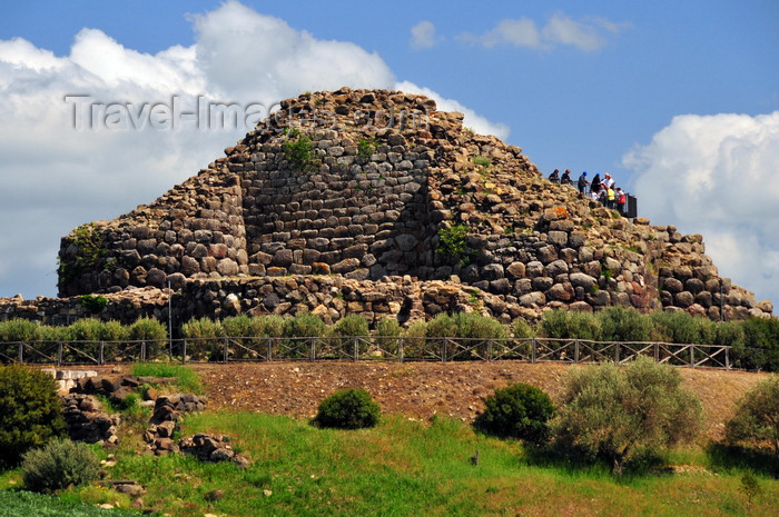 sardinia83: Barumini, Medio Campidano province, Sardinia / Sardegna / Sardigna: Su Nuraxi complex - nuragic civilization - 8th century BC fortress discovered by Giovanni Lilliu - UNESCO World Heritage Site - architettura nuragica - photo by M.Torres - (c) Travel-Images.com - Stock Photography agency - Image Bank