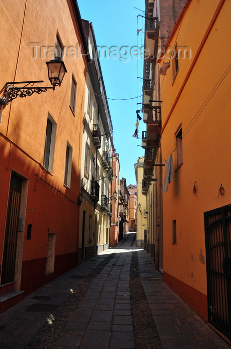 sardinia97: Iglesias /  Igrèsias, Carbonia-Iglesias province, Sardinia / Sardegna / Sardigna: narrow alley of the historical center - photo by M.Torres - (c) Travel-Images.com - Stock Photography agency - Image Bank