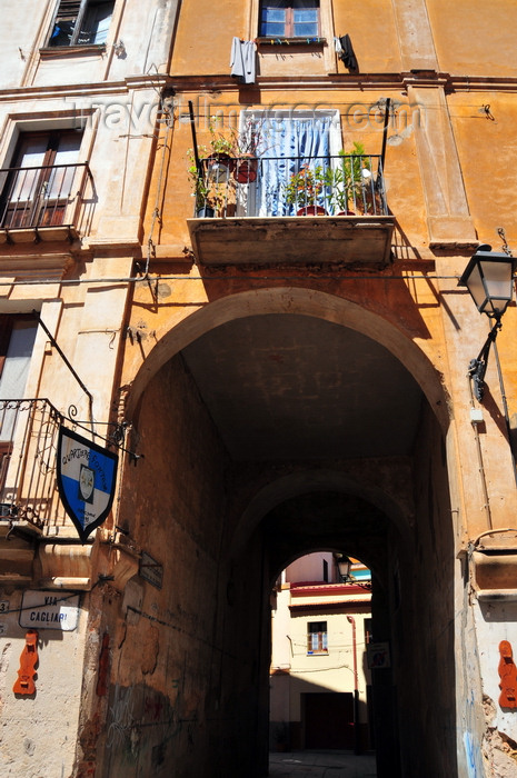 sardinia98: Iglesias /  Igrèsias, Carbonia-Iglesias province, Sardinia / Sardegna / Sardigna: passage - via Corradino out of via Cagliari - Quartiere Fontana - photo by M.Torres - (c) Travel-Images.com - Stock Photography agency - Image Bank