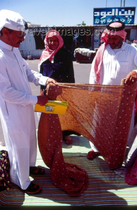 saudi-arabia11: Saudi Arabia - Asir province  Abha: textiles at the market (photo by F.Rigaud) - (c) Travel-Images.com - Stock Photography agency - Image Bank