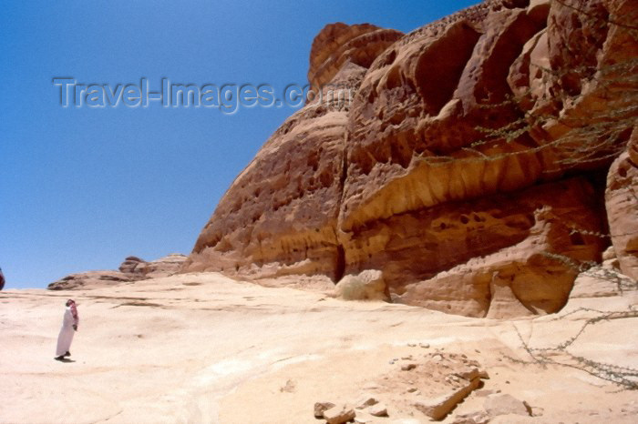 saudi-arabia122: Saudi Arabia - Madain Salah / Hegra: staring at the rocks (photo by F.Rigaud) - (c) Travel-Images.com - Stock Photography agency - Image Bank