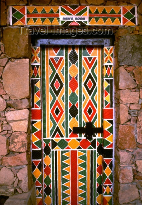 saudi-arabia129: Saudi Arabia - Asir province - Khamis Mushayt / AHB: Bin Hamsen typical village - door - geometrical motives (photo by F.Rigaud) - (c) Travel-Images.com - Stock Photography agency - Image Bank