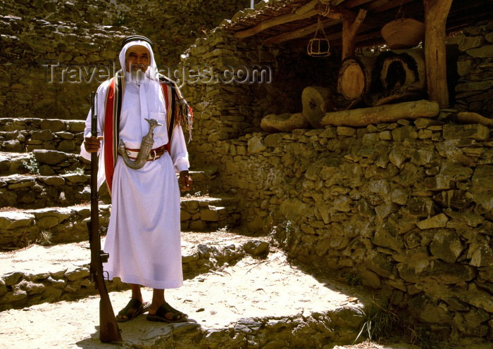 saudi-arabia131: Saudi Arabia - Asir province: Alma museum - bedouin with rifle and dagger (photo by F.Rigaud) - (c) Travel-Images.com - Stock Photography agency - Image Bank