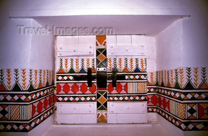 saudi-arabia134: Saudi Arabia - Asir province - Abha: closed window - geometrical decoration (photo by F.Rigaud) - (c) Travel-Images.com - Stock Photography agency - Image Bank