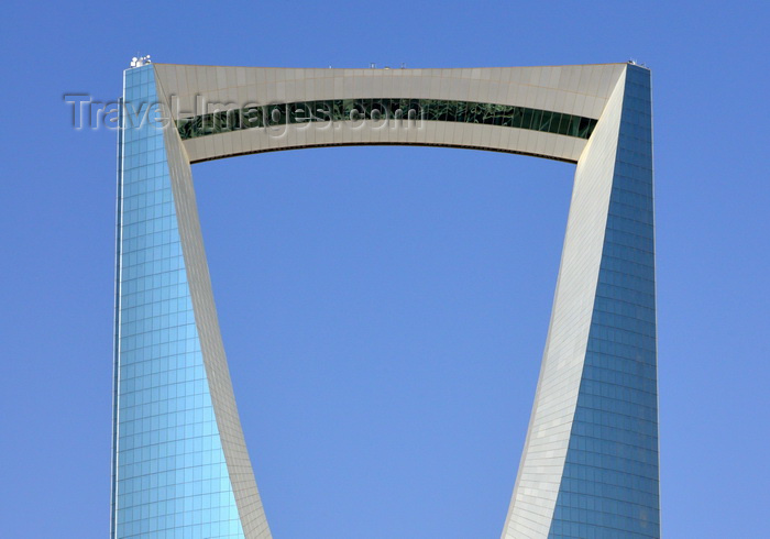 saudi-arabia137: Riyadh, Saudi Arabia: Kingdom Centre - inverted parabolic arch topped by a public sky bridge - built by the Bechtel corporation - photo by M.Torres - (c) Travel-Images.com - Stock Photography agency - Image Bank