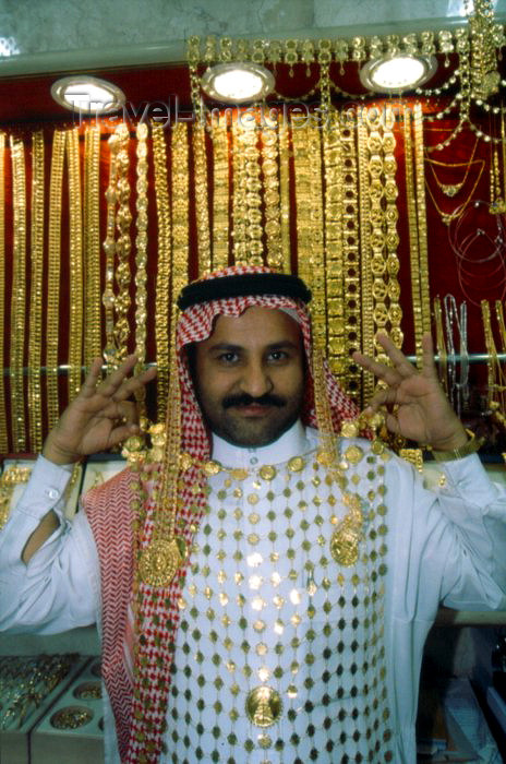 saudi-arabia14: Saudi Arabia - Asir province - Abha: jeweller and his wares - gold - jewelry (photo by F.Rigaud) - (c) Travel-Images.com - Stock Photography agency - Image Bank