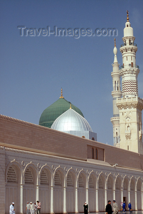 saudi-arabia145: Saudi Arabia - Al Madinah province - Medina / MED - Madinah: people pass the green dome of Prophet Muhammad's grave in Masjid-e-Nabvi - Al-Masjid an-Nabawi - the Mosque of the Prophet -  Abu Bakr and Umar ibn al-Khattab are buried in an adjacent area - ph - (c) Travel-Images.com - Stock Photography agency - Image Bank