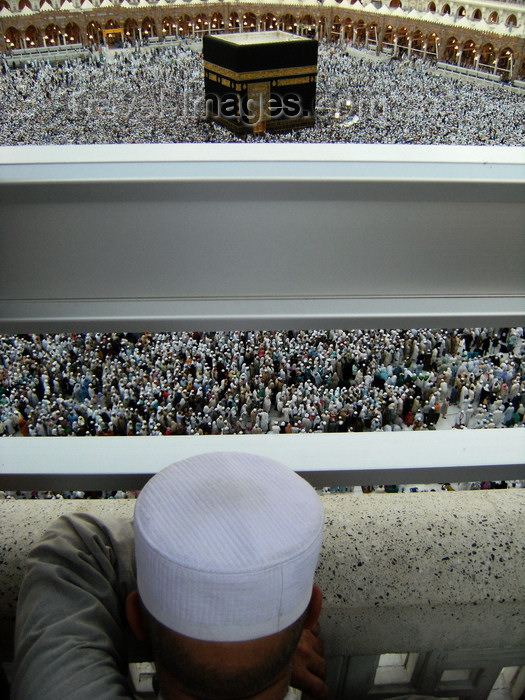 saudi-arabia156: Mecca / Makkah, Saudi Arabia: a Muslim man looks at Kaaba in Haram Mosque, from the third floor - photo by A.Faizal - (c) Travel-Images.com - Stock Photography agency - Image Bank