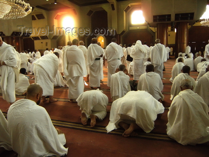 saudi-arabia163: Mecca / Makkah, Saudi Arabia: group of hajj pilgrims prays in Tanae'im mosque, about 5 km from Haram Mosque - Ihram clothing - Tanae'im Mosque is the nearest halal area before the start of Umra, the smaller pilgrimage - photo by A.Faizal - (c) Travel-Images.com - Stock Photography agency - Image Bank