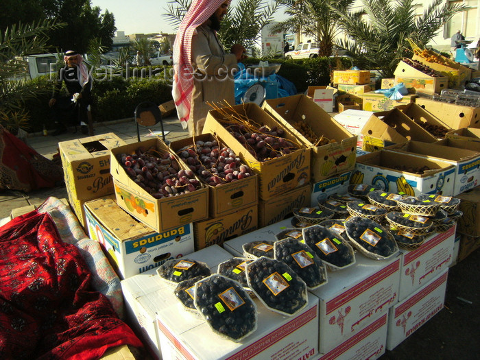 saudi-arabia167: Medina / Madinah, Saudi Arabia: merchant selling dates - dates are often consumed by Muslims at Iftar, during the Ramadan fast - photo by A.Faizal - (c) Travel-Images.com - Stock Photography agency - Image Bank