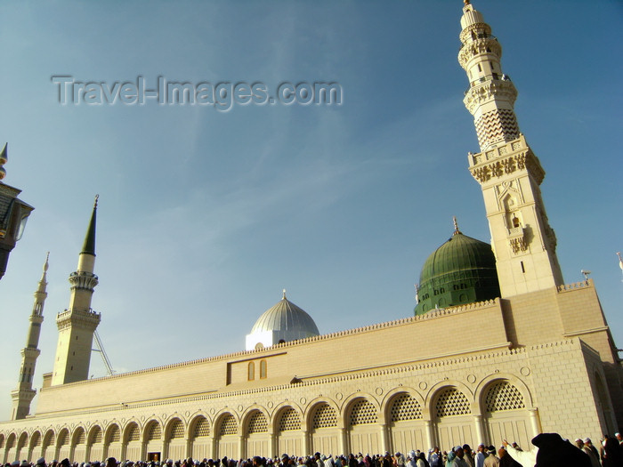 saudi-arabia174: Medina / Madinah, Saudi Arabia: Masjid Al Nabawi or Mosque of the Prophet - beneath the Green Dome is Prophet Muhammad's tomb pbuh - photo by A.Faizal - (c) Travel-Images.com - Stock Photography agency - Image Bank