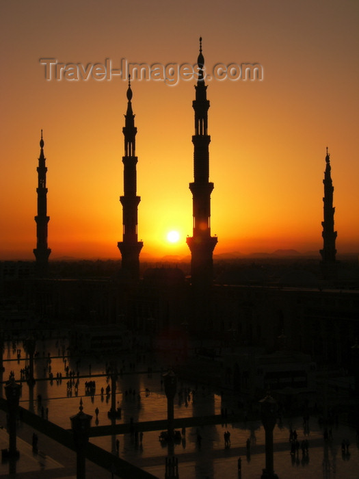saudi-arabia177: Medina / Madinah, Saudi Arabia: silhouette of minarets of Masjid Al Nabawi or Nabawi Mosque - photo by A.Faizal - (c) Travel-Images.com - Stock Photography agency - Image Bank