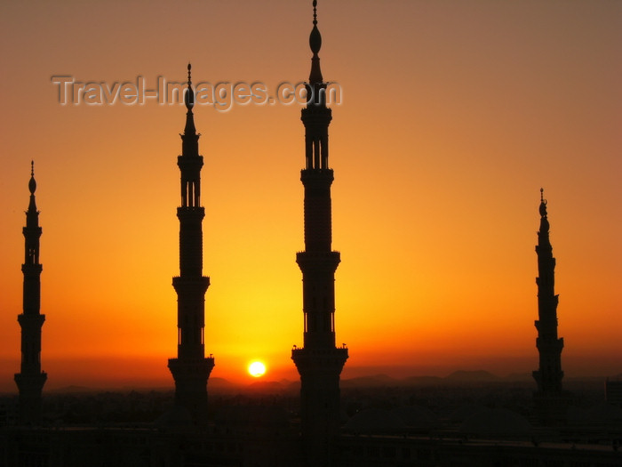 saudi-arabia178: Medina / Madinah, Saudi Arabia: sun and silhouette of minarets of Masjid Al Nabawi or Nabawi Mosque - photo by A.Faizal - (c) Travel-Images.com - Stock Photography agency - Image Bank