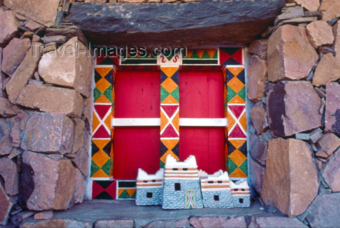 saudi-arabia20: Saudi Arabia - Asir province - Khamis Mushayt / AHB: Bin Hamsen typical village - window (photo by F.Rigaud) - (c) Travel-Images.com - Stock Photography agency - Image Bank