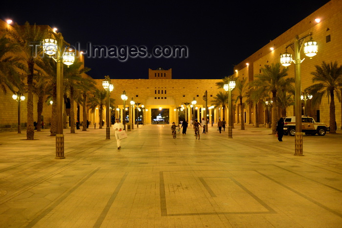 saudi-arabia200: Riyadh, Saudi Arabia: Deera / Al Safah / Justice Square / Chop Chop Square, where public executions and amputations take place on Fridaya - Grand Mosque on the right and the Justice Palace, aka Qasr Al-Hukm on the left, with a connecting bridge - photo by M.Torres - (c) Travel-Images.com - Stock Photography agency - Image Bank