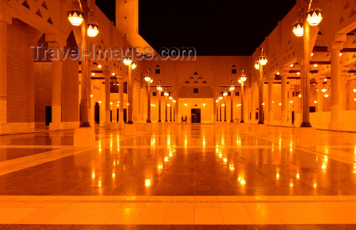 saudi-arabia201: Riyadh, Saudi Arabia: courtyard and arcade (sahn and riwaq) of the Grand Mosque of Riyadh - Al Imam Turki ibn Abdallah Grand Masjid - architect Rasem Badran, 1995 Aga Khan Award for Architecture - photo by M.Torres - (c) Travel-Images.com - Stock Photography agency - Image Bank