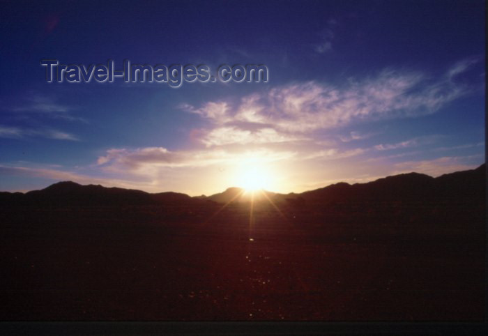 saudi-arabia22: Saudi Arabia - Al Madinah province: Medina - Madain Salah / Madain Saleh road - sun (photo by F.Rigaud) - (c) Travel-Images.com - Stock Photography agency - Image Bank