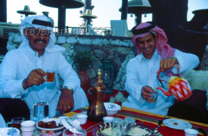 saudi-arabia23: Saudi Arabia - Asir province - Khamis Mushayt / AHB: Bin Hamsen typical village - tea time (photo by F.Rigaud) - (c) Travel-Images.com - Stock Photography agency - Image Bank