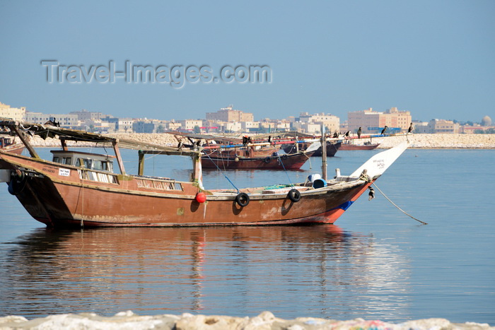 saudi-arabia232: Al Qatif, Eastern Province, Saudi Arabia: fishing dhow (jaliboot) with cormorants, city center in the background - Tarout Bay, Persian Gulf - photo by M.Torres - (c) Travel-Images.com - Stock Photography agency - Image Bank