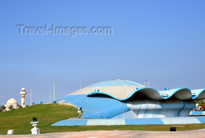 saudi-arabia242: Dammam, Eastern Province, Saudi Arabia: shell roundabout with its clam shaped fountain, Corniche Mosque in the background - photo by M.Torres - (c) Travel-Images.com - Stock Photography agency - Image Bank