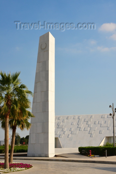 saudi-arabia246: Dhahran, Eastern Province, Saudi Arabia: marble-clad minaret of the Ithra Mosque - photo by M.Torres - (c) Travel-Images.com - Stock Photography agency - Image Bank